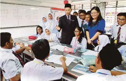  ?? PIC BY AMIR IRSYAD OMAR ?? Malaysian School Principals Council (MPSM) president and SM Sains Tuan Syed Sheh Shahabudin principal Jamaludin Yaacob (centre) and teacher Goey Seow Hooi (third from right) interactin­g with school students in Bukit Mertajam.