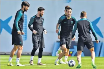  ?? GETTY IMAGES ?? (From left) Barcelona’s Andre Gomes, Lionel Messi and Sergio Busquets during a training session.