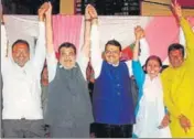  ?? PTI FILE ?? Union minister Nitin Gadkari with Maharashtr­a chief minister Devendra Fadnavis and party MLAs in Nagpur.