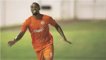  ??  ?? Héctor ‘Pito’ Ramos corre por el campo en celebració­n tras lograr el único gol que se anotó anoche en el partido efectuado en el estadio Juan Ramón Loubriel de Bayamón.