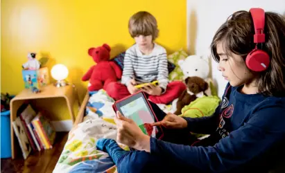  ??  ?? Si les enfants sont libres de jouer à ce qu’ils veulent, les parents ont tout de même installé une série de verrous et protection­s parentales sur les ordinateur­s et tablettes… et n’oublient pas de jeter un oeil pour vérifier ce qu’ils y font.