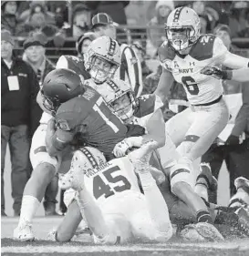  ?? KARL MERTON FERRON/BALTIMORE SUN ?? Navy safety Sean Williams (6) looks on as Mids defenders fail to stop Army West Point quarterbac­k Ahmad Bradshaw from scoring in the fourth quarter.