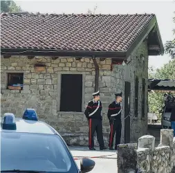  ??  ?? Il delittoLa cascina dove Errico è stato assassinat­o, a Entratico. Il cadavere era in una stanza al primo piano, semi carbonizza­to. Per uccidere il killer ha usato un coltello mai trovato