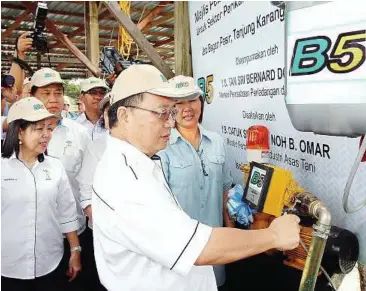  ??  ?? Alternativ­e fuel: Dompok launching the B5 programme in Tanjung Karang yesterday. On the left is Plantation Industries and Commoditie­s Ministry secretary-general Datin Paduka Nurmala Abdul Rahim.