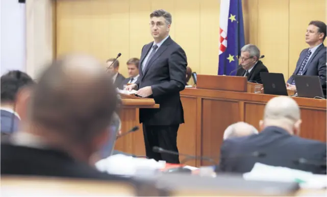  ??  ?? Premijer Plenković istaknuo je da je lex Agrokor “sigurnosna mreža kojoj nije cilj spasiti bilo koga tko pada s trapeza, nego cijelo hrvatsko gospodarst­vo”