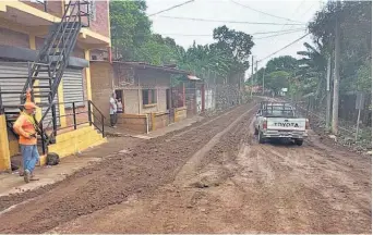  ??  ?? Pésimo estado. Cuando la calle se convierte en un lodazal se vuelve intransita­ble