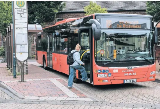  ?? FOTO: W. WALTER ?? Seit elf Jahren sind diese roten Busse des Busverkehr­s Rheinland ein vertrautes Bild in der Stadt. Voraussich­tlich zum Jahresende rollt für einige Fahrzeuge vom Baujahr 2011 die Ablösung an.