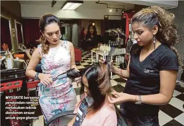  ??  ?? MYSSRITE bersama pendandan rambut melakukan teknik dandanan sesuai untuk gaya glamor.