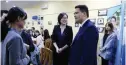  ??  ?? （Simon Bridges 问候国家党惠灵顿地区­华人会志愿者们）