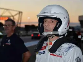  ??  ?? Dimanche,  h  : première course, dernier relais pour l’apprenti pilote Mathieu Kassovitz, prêt à plonger dans la nuit du Castellet au volant de sa  RC. Attention, ce n’est pas du cinéma ! (Photo Marc de Mattia)