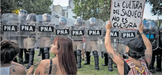  ?? SANTIAGO OROZ (GETTY) ?? Jóvenes ante la policía en una manifestac­ión contra la ley ómnibus en enero.