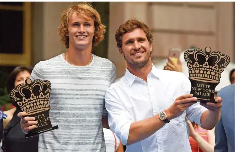  ?? FOTO: CLARY/AFP ?? Alexander (links) u nd Misc h a Zverev, h ier bei einer PR-Aktion wäh rend der US Open, verzic h ten darau f , ih re Saison m it dem Klassenver­bleib des deu tsc h en DavisCu p-Team s zu krönen. Im Abstiegssp­ielgegen Portu galwerden die drei besten deu...