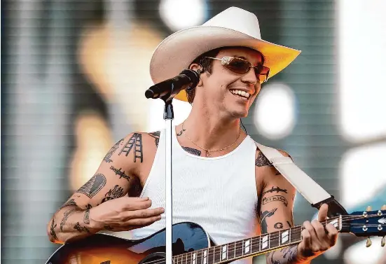 Duff surprises ACL Fest in Role Model set - PressReader