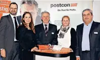  ??  ?? Das Postcon-Team (v.l.) Michael Mews, Acelya Guenter, Vorstandsc­hef Ruediger Gottschalk, Jenny Mahlberg und Kiumars Fazar.