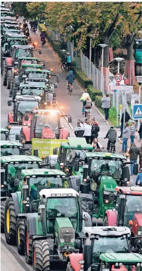  ?? FOTO: AFP ?? Traktoren blockieren eine Straße im Zentrum von Bonn.