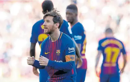  ?? AP ?? Danzarín. Messi ensaya un paso de baile luego de convertir el segundo de su equipo. Lleva 25 en la Liga.