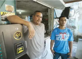  ??  ?? César Pagán, propietari­o del colmado Celis en la calle 4 de Barrio Obrero le da una ayuda económica semanal a su amigo boxeador.