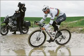  ?? FOTO: @ALPECINCYC­LING ?? Mathieu Van der Poel entrenando en uno de los tramos de adoquín