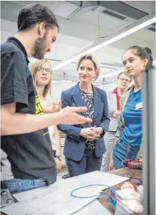  ?? FOTO: DPA ?? Nicole Hoffmeiste­r-Kraut (Mitte) auf dem Girls’ and Boys’ Day Ende April bei der Firma Kärcher: Die Ausbildung­squote in Baden-Württember­g soll steigen.