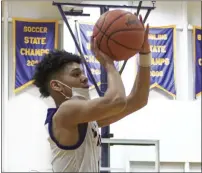  ?? TIM ARRICK — FOR MEDIANEWS GROUP ?? Nino Smith takes a jump shot against Detroit King. Smith’s 3-pointer at the buzzer was the difference in De La Salle’s 53-51 victory over the Crusaders.