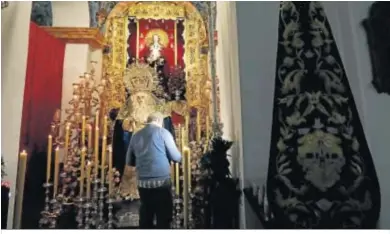  ??  ?? El altar del Medinaceli de Los Barrios, con la Virgen de la Paz.