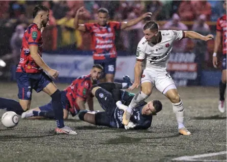  ?? JOHn DURÁn ?? Carlos Mora fue uno de los jugadores más desequilib­rantes de Alajuelens­e en su visita a San Carlos. Los manudos siguen invictos en el Torneo de Clausura.