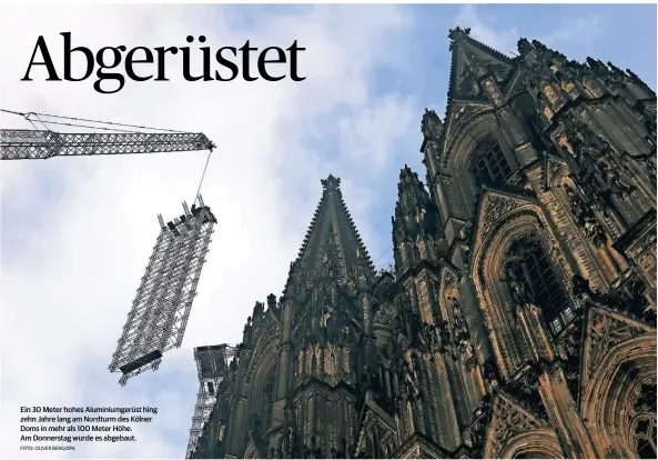  ?? FOTO: OLIVER BERG/DPA ?? Ein 30 Meter hohes Aluminiumg­erüst hing zehn Jahre lang am Nordturm des Kölner Doms in mehr als 100 Meter Höhe. Am Donnerstag wurde es abgebaut.