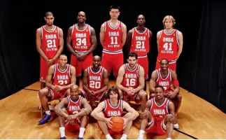  ??  ?? Yao Ming, ( centro de la tercera fila) y Stephon Marbury ( izda. de la primera fila), escogidos para jugar con el Oeste el All Star.