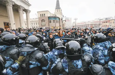  ?? Alexander Zemlianich­enko / Associated Press ?? Protesters confront riot police last Sunday in Moscow during a rally against the jailing of opposition leader Alexei Navalny.