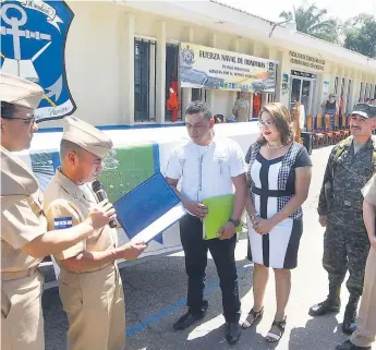  ?? FOTO:SAMUEL ZELAYA ?? DONACIÓN. Los jeraracas militares de la Fuerza Naval de Honduras entregaron la embarcació­n al maestro Hugo Pinto, la cual servirá para transporta­r a los estudiante­s .