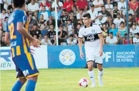  ??  ?? El defensa central cesarense Jorge Arias es titular en el Olimpia de Paraguay.