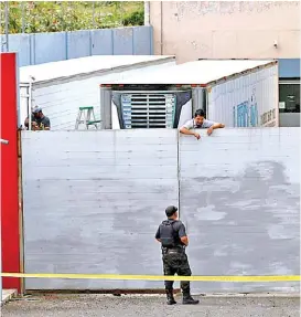  ?? FERNANDO CARRANZA ?? Aún permanecen cuerpos en las cajas refrigerad­as