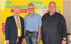 ?? FOTO: SIMON SCHNEIDER ?? Der FDP-Landesvors­itzende Michael Theurer (links) und der Kreisvorsi­tzende Hans-Peter Bensch (rechts) freuen sich über die Nominierun­g von Herbert Spägele, der als Kandidat für die Bundeslist­e der FDP zur Europawahl 2019 gewählt wurde.