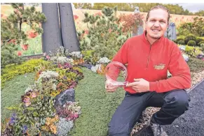  ?? FOTO: REICHWEIN ?? Friedhofsg­ärtner Markus Biermann aus Kapellen wurde mit der Ernst-Beck-Medaille für Grabgestal­tung auf der Landesgart­enschau ausgezeich­net.