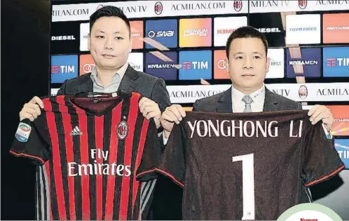  ?? ANTONIO CALANNI / AP ?? Nuevos
tiempos. El flamante propietari­o del
Milan, Yonghong Li, sostiene una camiseta rossonera junto a su mano derecha,
David Han