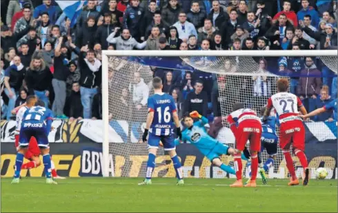  ??  ?? GOL DECISIVO. Una rápida jugada fabricada por Peñaranda acabó con el penalti de Juanfran. El Arabi no perdonó desde los once metros.