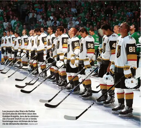  ?? PHOTO AFP ?? Les joueurs des Stars de Dallas se sont placés derrière ceux des Golden Knights, lors de la cérémonie d’avant-match où on a rendu hommage aux victimes de la tuerie de dimanche dernier.