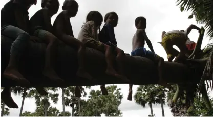  ?? Bild: HENG SINITH/TT/ARKIV ?? MÄNNISKOHA­NDEL. En grupp barn i den kambodjans­ka provinsen Siem Reap. Nu vill Australien sätta stopp för såkallad barnhemstu­rism i Sydostasie­n. Personerna på bilden har inget med texten att göra.