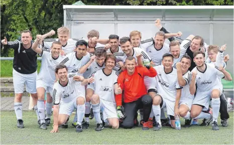  ?? FOTO: ALHO ?? Geschafft: Die Mannschaft der TSG Ailingen wird souverän Meister und steigt in die Kreisliga A2 auf.