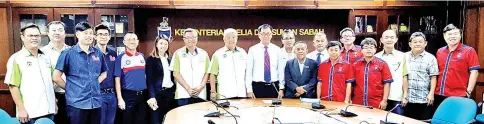  ??  ?? Phang (from seventh left), Phan, Frankie, Terrance, Awang Damit and Mat Jaidin together with SABA supreme council members during their courtesy call at Wimsa Muis yesterday.