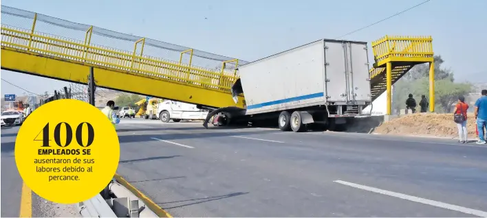  ?? RICARDO SÁNCHEZ/EL SOL DE IRAPUATO ?? Varias horas tardaron en retirar el viaducto.