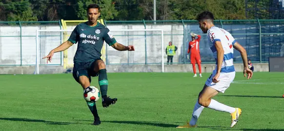  ?? (fotosport Bordoni-FCS) ?? Ieri e oggi Hannes Fink in campo in questo campionato storico. Sotto, ieri a fianco del direttore sportivo Paolo Bravo