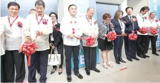  ??  ?? GUEST OF HONOR Special Assistant to the President Christophe­r Lawrence ‘Bong’ Go leads the ribbon- cutting ceremony at the Printing Industries Associatio­n of the Philippine­s-sponsored Print Philippine­s 2018, the premier annual print technology event in the country.