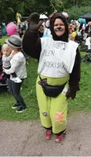  ??  ?? MASKOT. Skräpnalle­n upplyser båda barn och föräldrar om vikten av att konsumera mindre och ger dessutom ut gratis kramar.