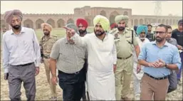  ?? GURPREET SINGH/HT ?? Tourism minister Navjot Singh Sidhu with officials at Serai Lashkari Khan in Ludhiana district on Friday. It was built in 1867 by a Mughal general in Aurangzeb’s reign.