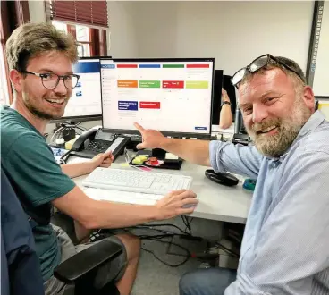  ?? FOTO: ULRIKE MERKEL ?? Zum Kernteam der Schulcloud gehören Leiter Jörg Becker (rechts) und Mitarbeite­r Christian Jean.