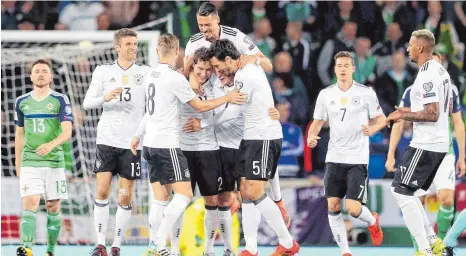  ??  ?? Das Tor, das den Weg zum 3:1, zum Gruppensie­g in der Qualifikat­ionsgruppe C und zur WM in Russland früh bereitete: Sebastian Rudy (4. v. l.) ließ sich für seinen Treffer nach 78 Sekunden feiern.