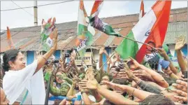  ?? PTI AND SONU MEHTA/HT ?? West Bengal chief minister Mamata Banerjee greets her supporters in Kolkata on Thursday. (Below)BJP president Amit Shah and Prime Minister Narendra Modi along with other party leaders at the BJP headquarte­rs in New Delhi.