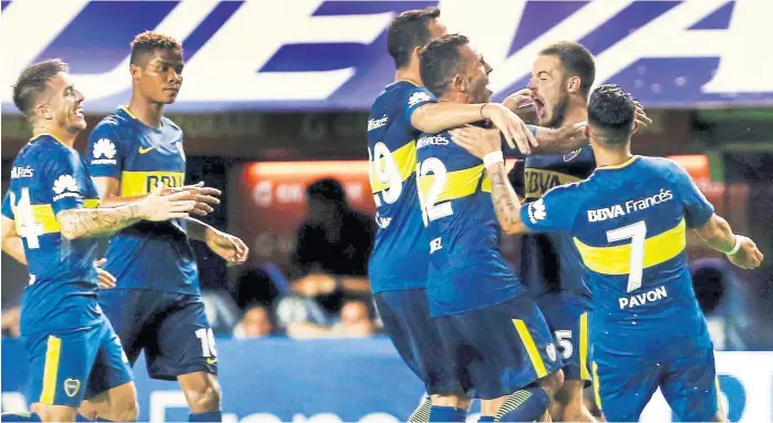  ?? Daniel Jayo ?? Nández, el mejor de Boca, suelta su euforia por el golazo que marcó el 2-0; con él, Pavón, Tevez (regresó y fue ovacionado), Jara, Buffarini y Barrios