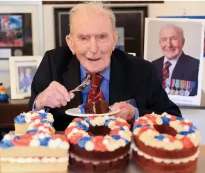  ?? Picture: OLIVER DIXON ?? Slice of life...centenaria­n Johnny with his Benevolent Fund birthday cake